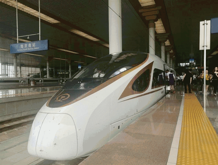 中國最牛動車“復興號”,可以用手機數(shù)據(jù)線給手機充電的動車